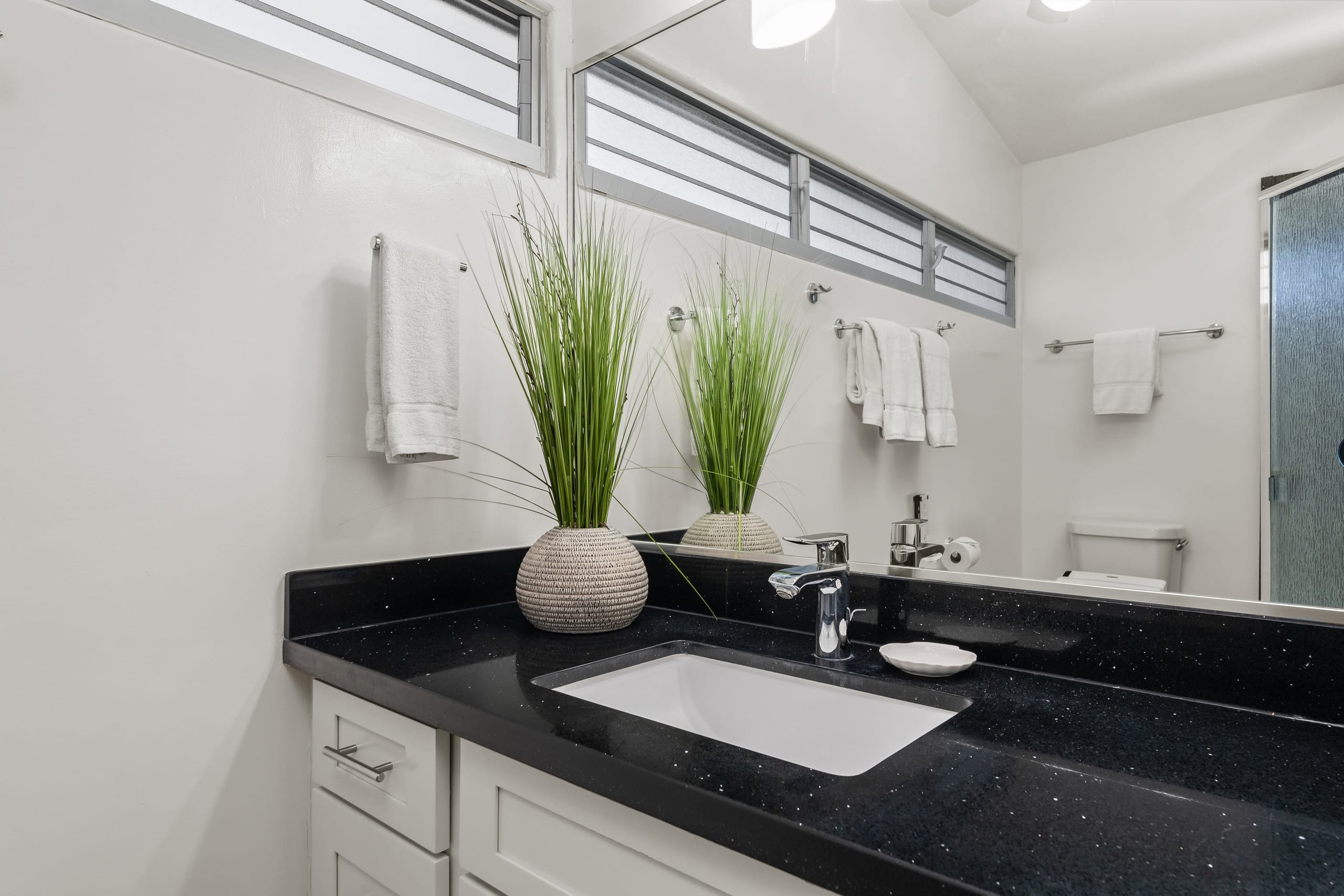 Condo in Honolulu · ★5.0 · 1 bedroom · 2 beds · 2 private baths - Image 14