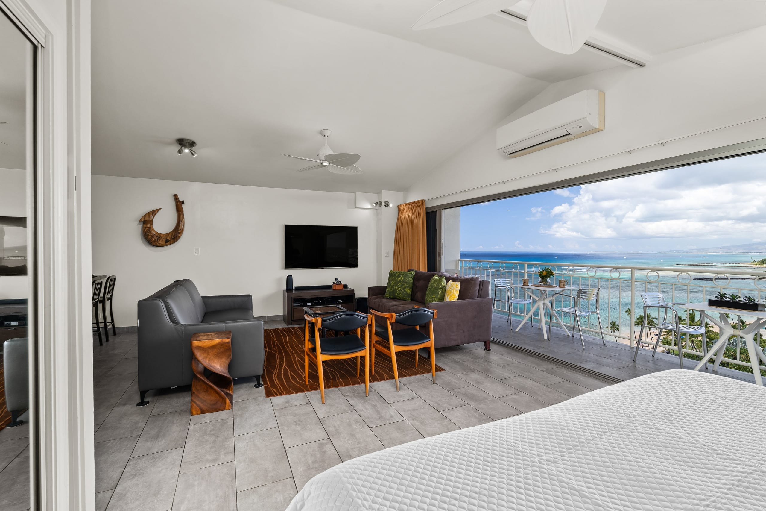 Condo in Honolulu · ★5.0 · 1 bedroom · 2 beds · 2 private baths - Image 1