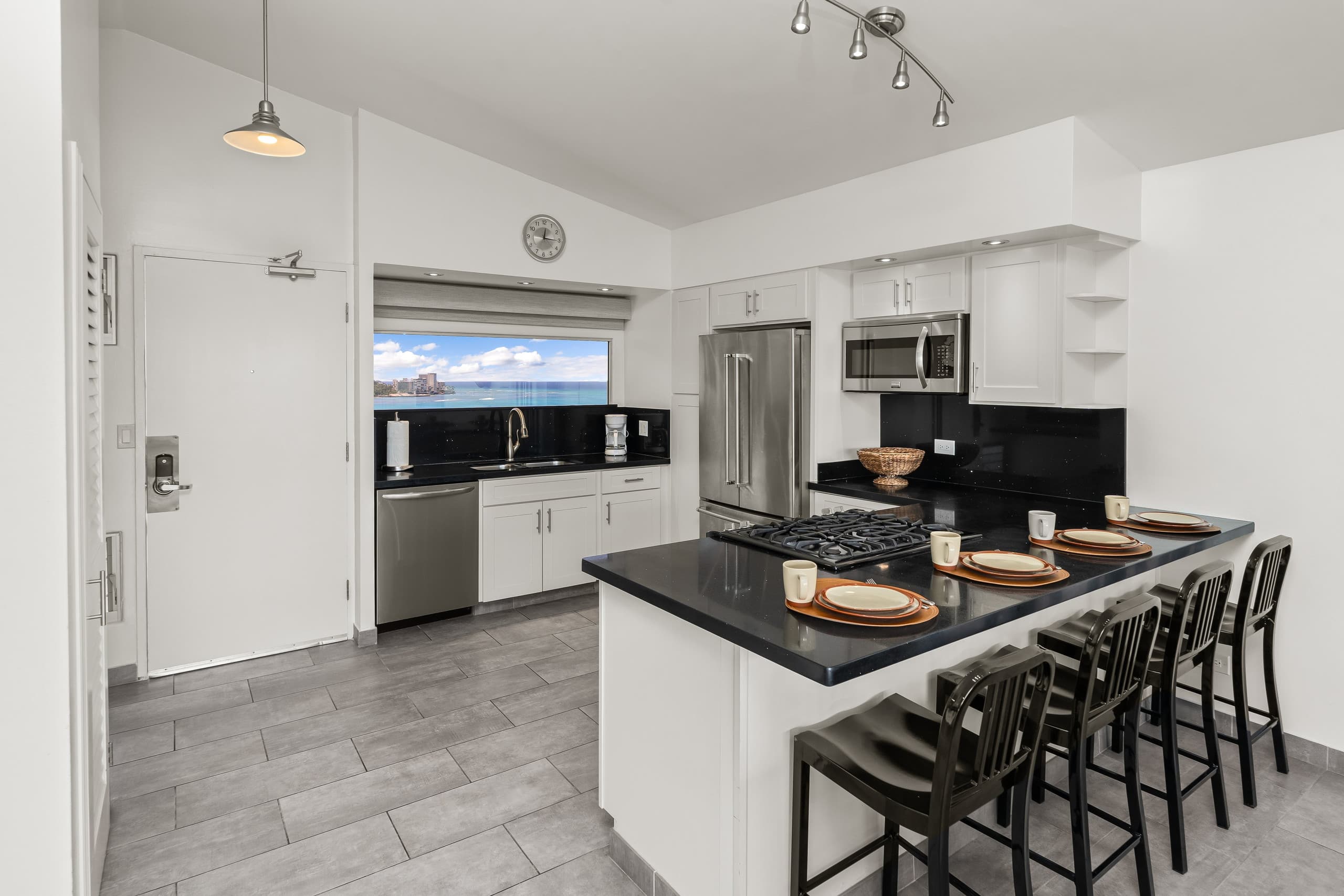 Condo in Honolulu · ★5.0 · 1 bedroom · 2 beds · 2 private baths - Image 7