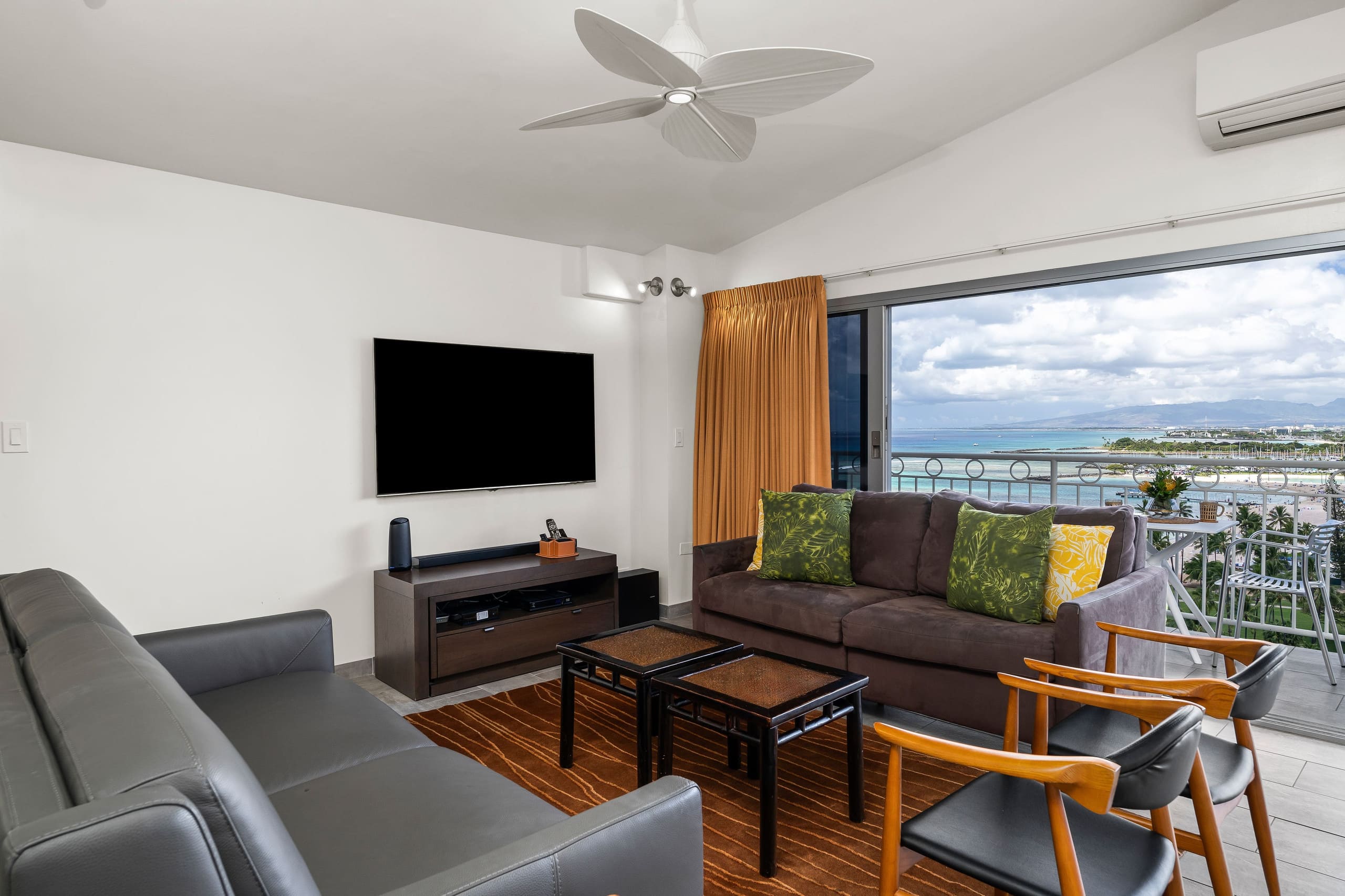 Condo in Honolulu · ★5.0 · 1 bedroom · 2 beds · 2 private baths - Image 4