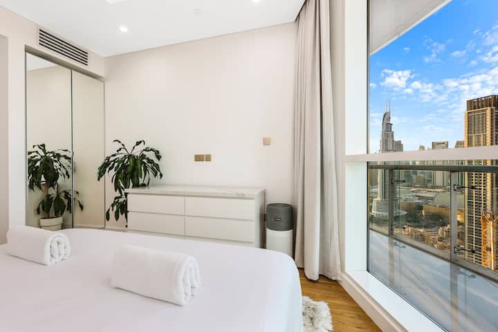 Retraite dans la chambre : le design élégant rencontre une vue imprenable sur la ligne d'horizon de Dubaï! Parfait pour se détendre.