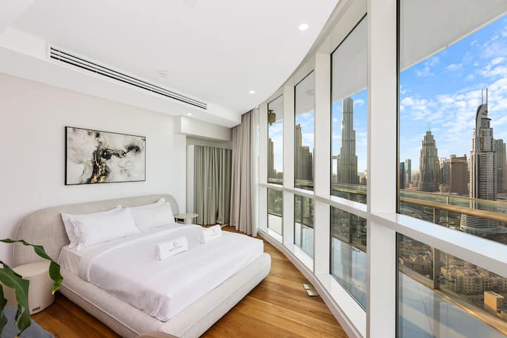 Retraite sur les toits : profitez d'une vue imprenable depuis cette chambre élégante avec un mobilier moderne!