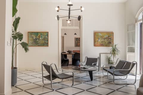 3bd Apt in Traditional Building