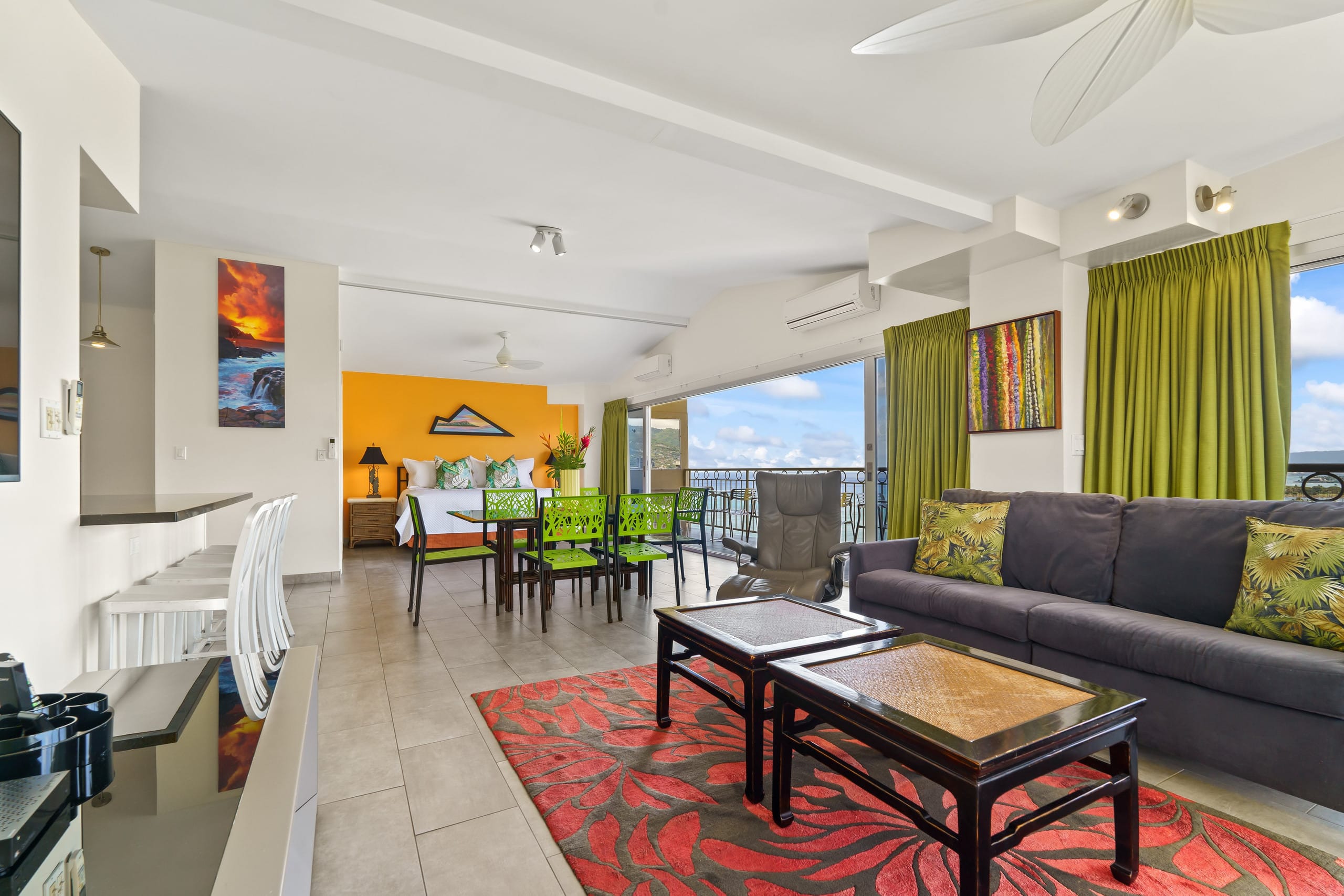 Condo in Honolulu · ★4.86 · 2 bedrooms · 4 beds · 2 private baths - Image 4
