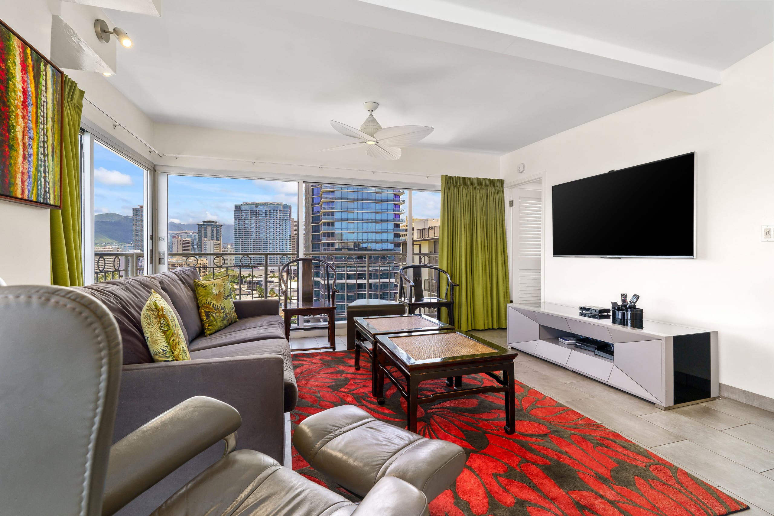 Condo in Honolulu · ★4.86 · 2 bedrooms · 4 beds · 2 private baths - Image 2