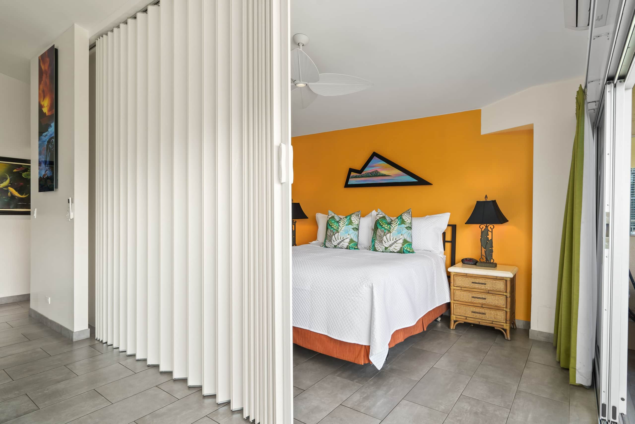 Condo in Honolulu · ★4.86 · 2 bedrooms · 4 beds · 2 private baths - Image 12