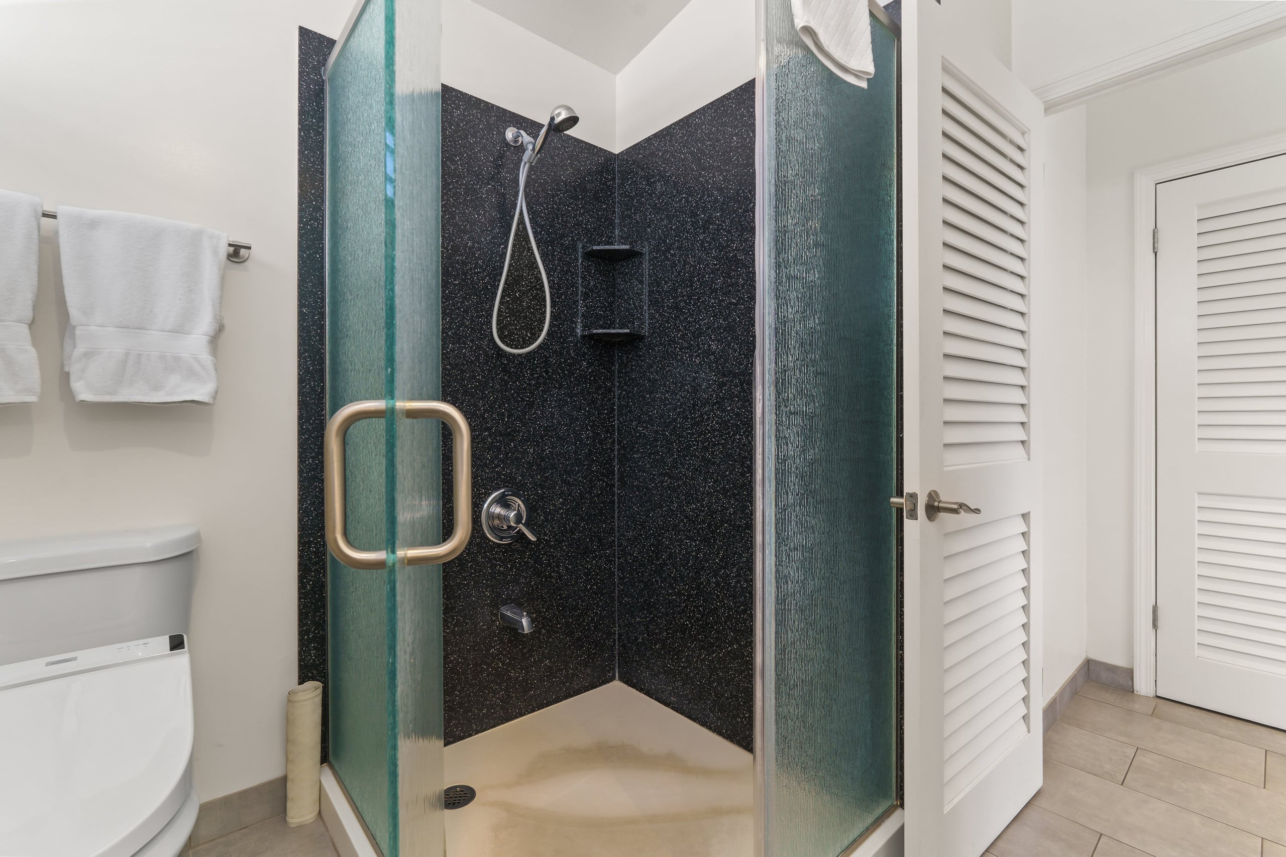 Condo in Honolulu · ★4.86 · 2 bedrooms · 4 beds · 2 private baths - Image 21