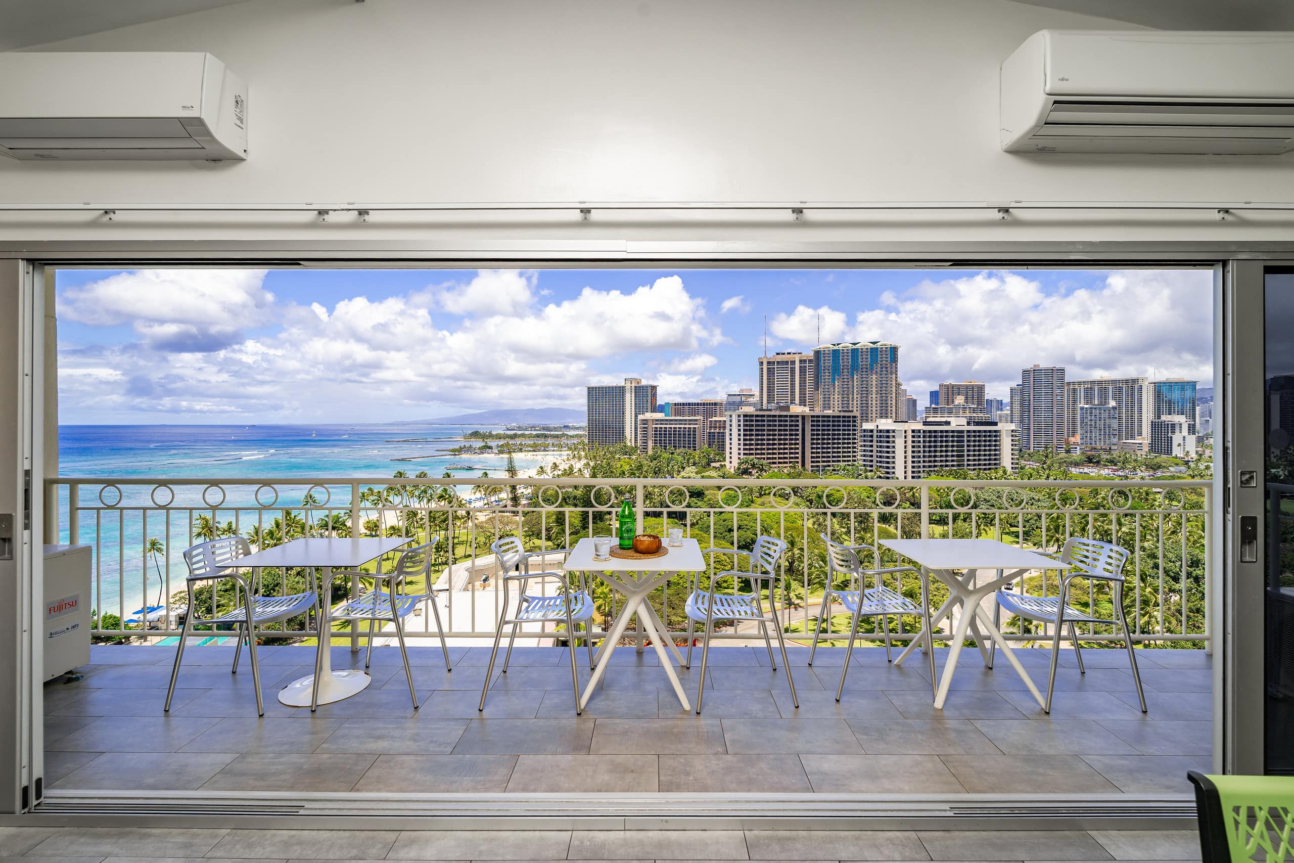 Condo in Honolulu · ★4.86 · 2 bedrooms · 4 beds · 2 private baths - Image 22