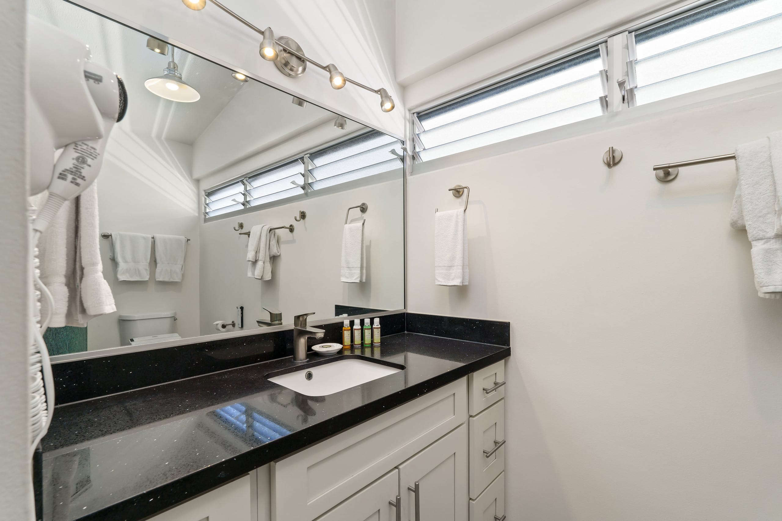 Condo in Honolulu · ★4.86 · 2 bedrooms · 4 beds · 2 private baths - Image 20