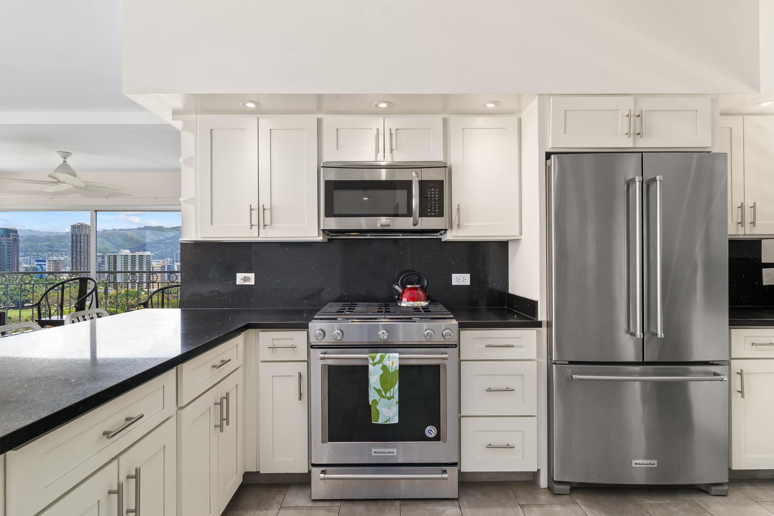 Condo in Honolulu · ★4.86 · 2 bedrooms · 4 beds · 2 private baths - Image 6