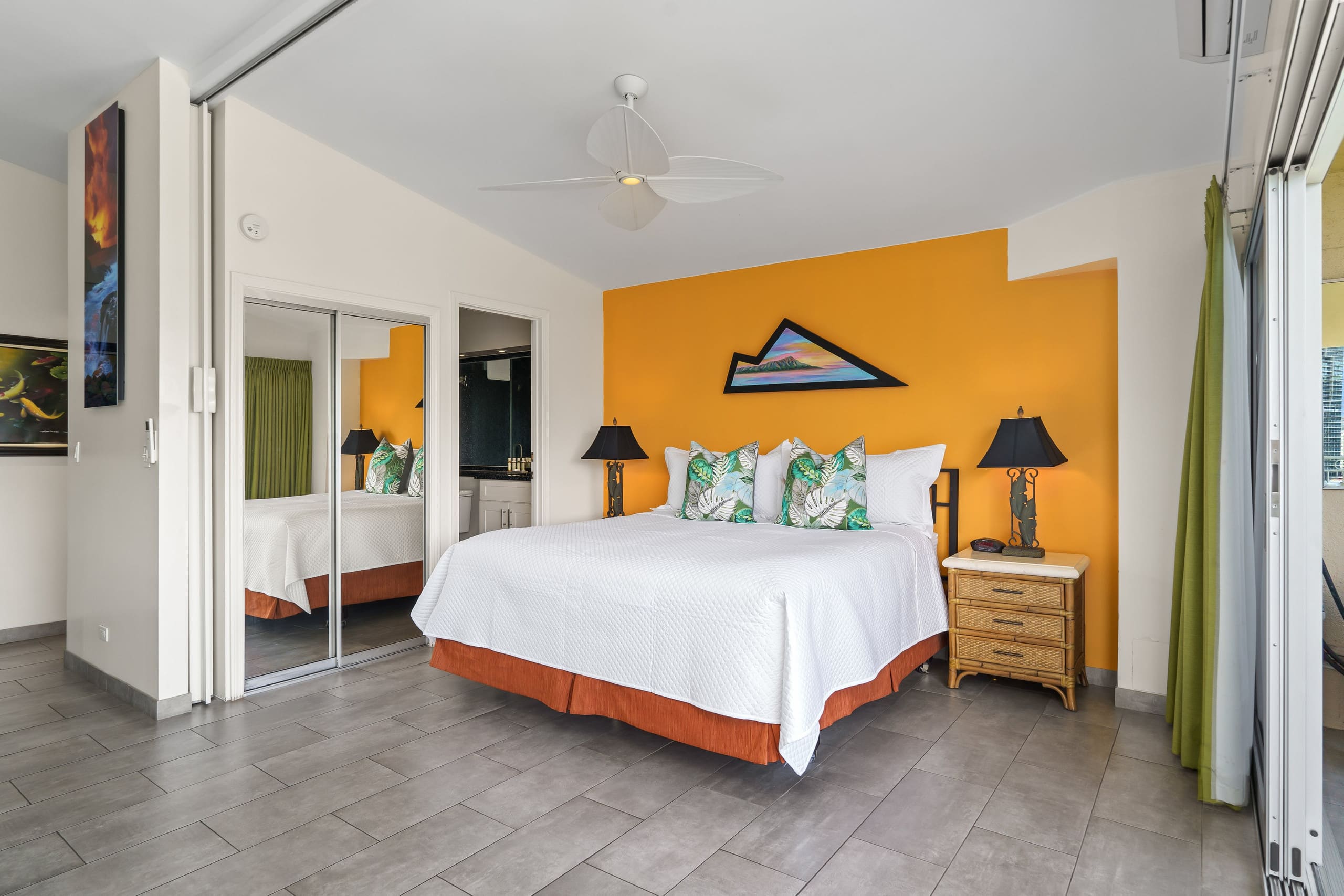 Condo in Honolulu · ★4.86 · 2 bedrooms · 4 beds · 2 private baths - Image 14