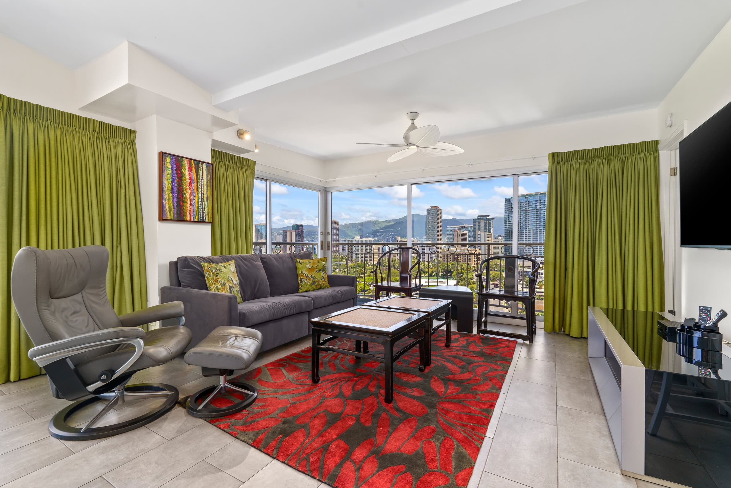 Condo in Honolulu · ★4.86 · 2 bedrooms · 4 beds · 2 private baths - Image 3