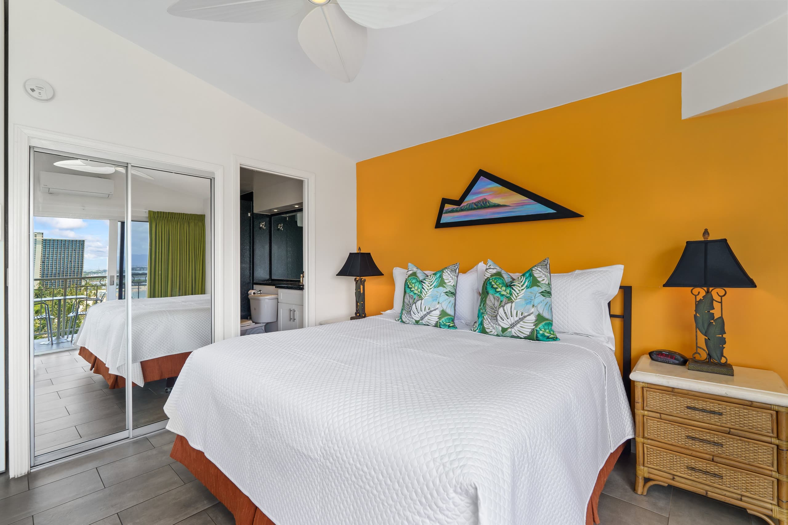 Condo in Honolulu · ★4.86 · 2 bedrooms · 4 beds · 2 private baths - Image 13