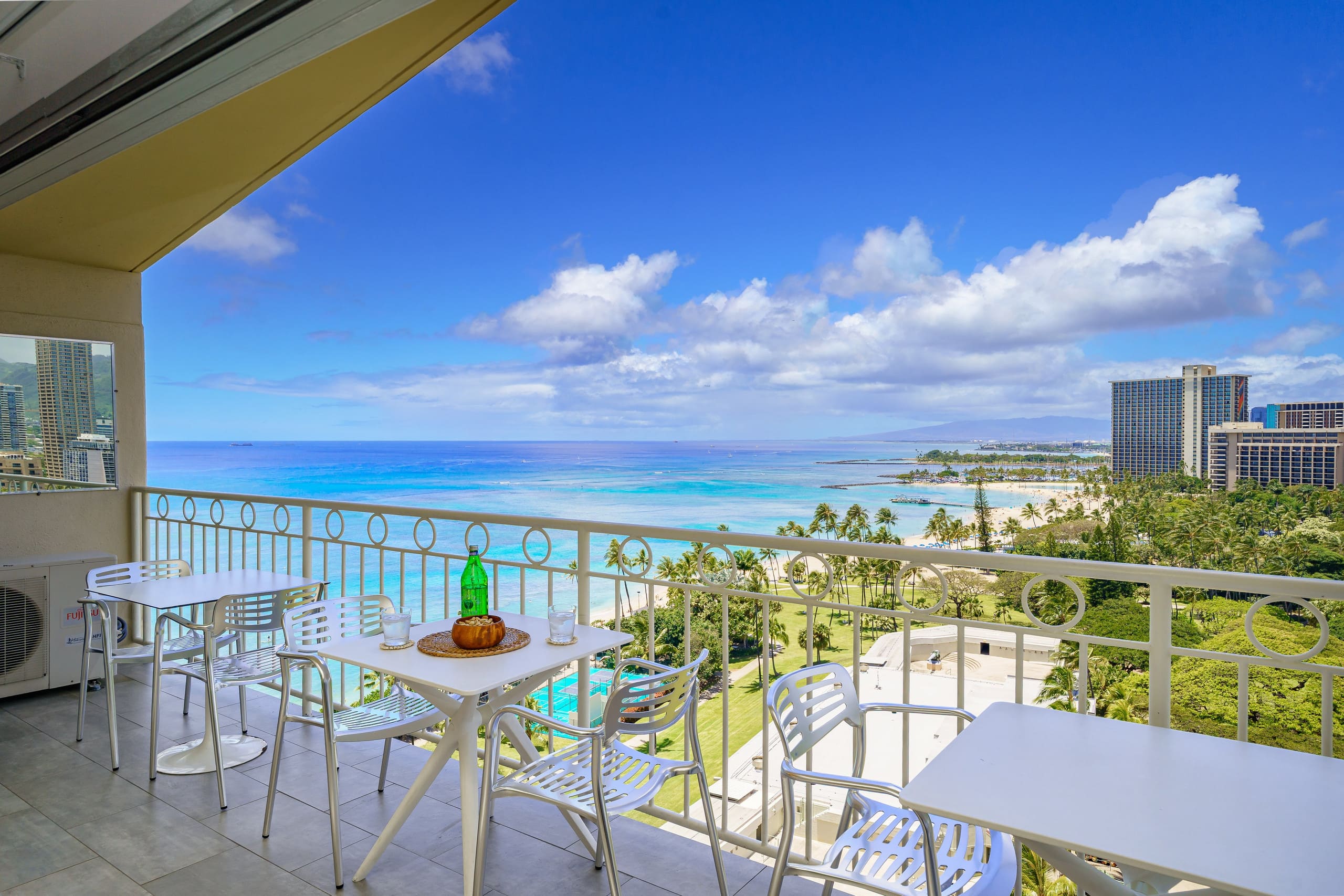 Condo in Honolulu · ★4.86 · 2 bedrooms · 4 beds · 2 private baths - Image 1