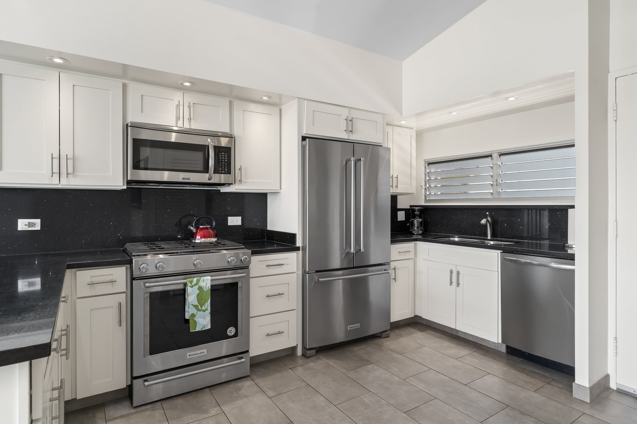 Condo in Honolulu · ★4.86 · 2 bedrooms · 4 beds · 2 private baths - Image 5