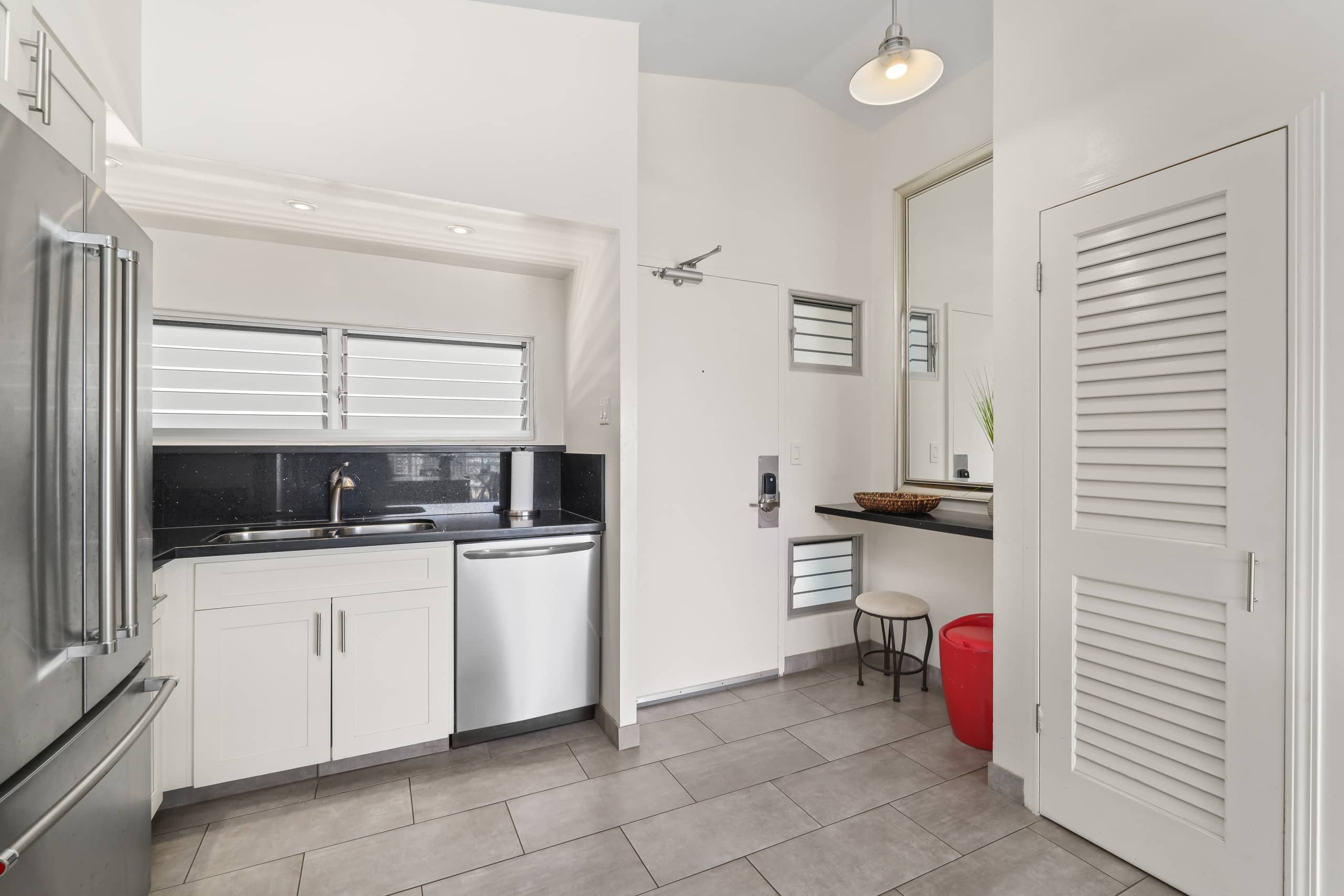 Condo in Honolulu · ★4.86 · 2 bedrooms · 4 beds · 2 private baths - Image 7