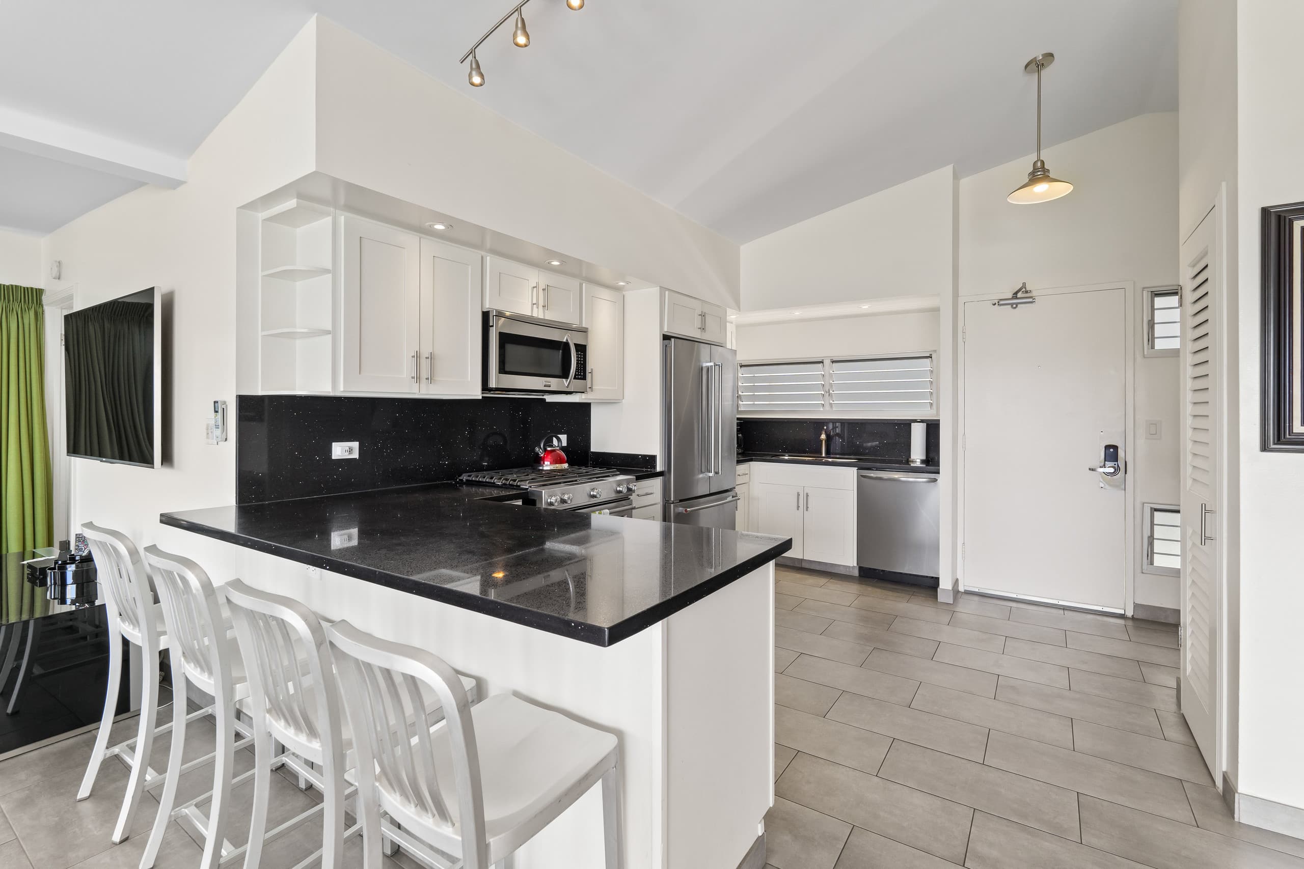 Condo in Honolulu · ★4.86 · 2 bedrooms · 4 beds · 2 private baths - Image 8