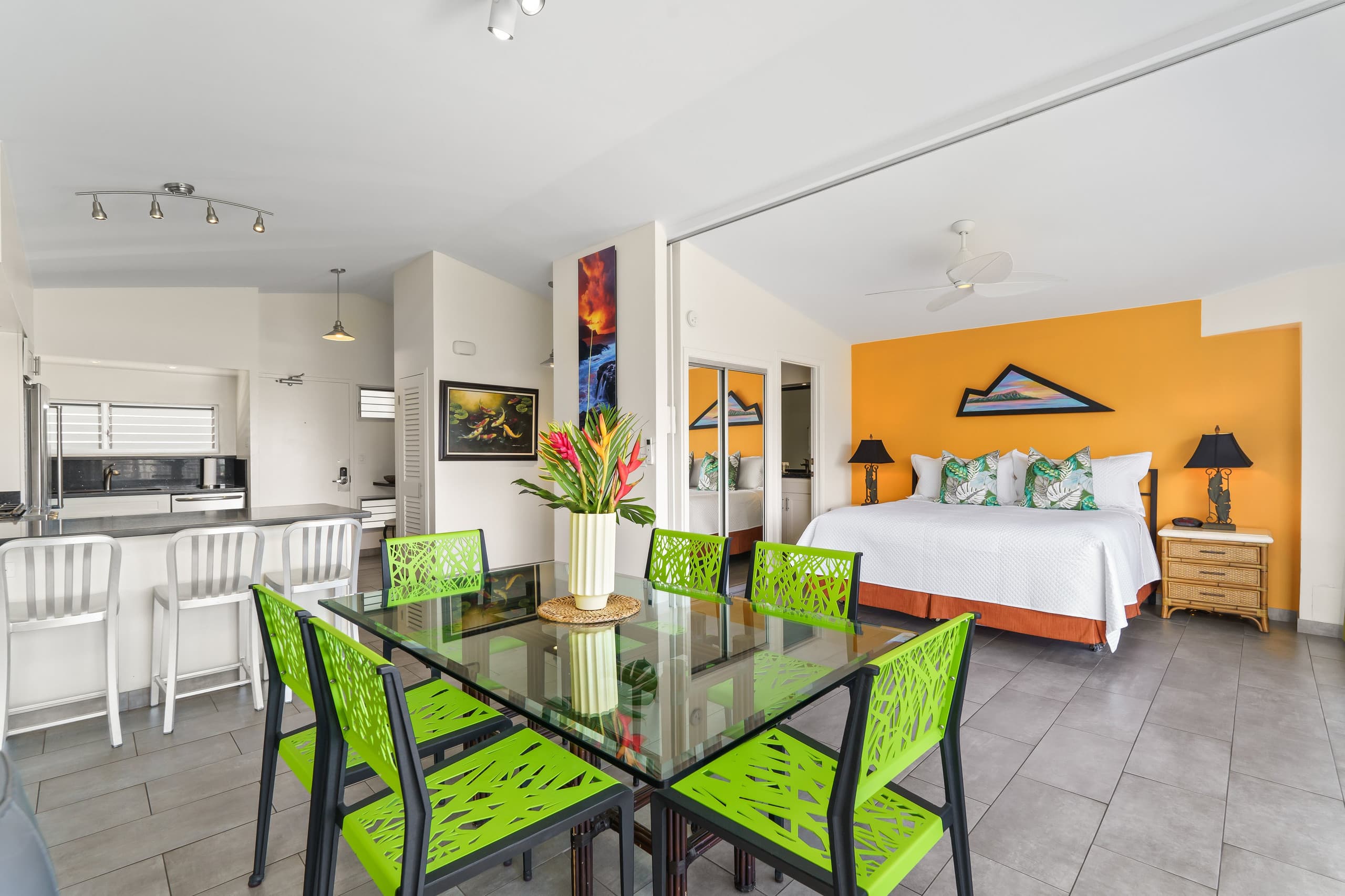 Condo in Honolulu · ★4.86 · 2 bedrooms · 4 beds · 2 private baths - Image 9