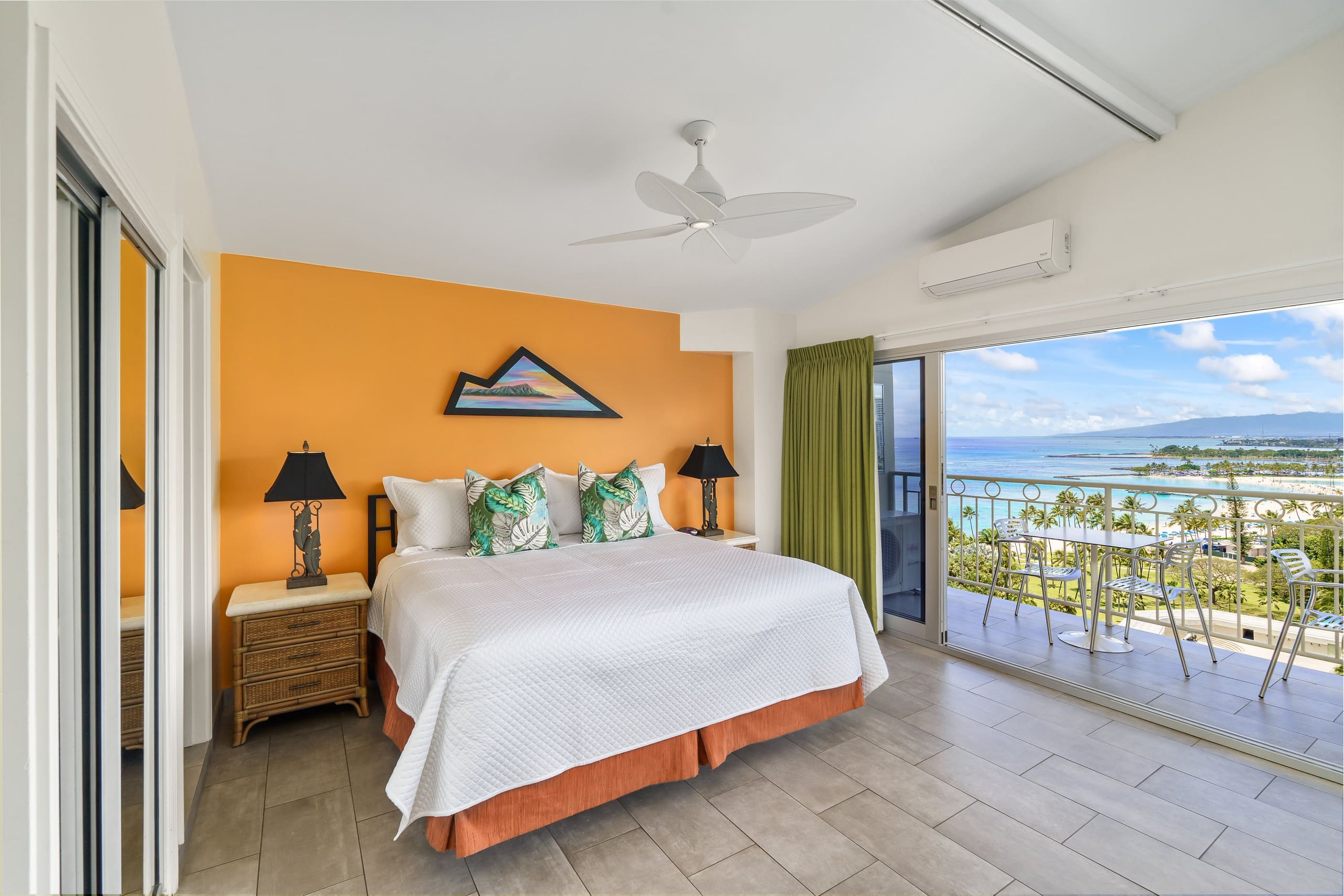 Condo in Honolulu · ★4.86 · 2 bedrooms · 4 beds · 2 private baths - Image 15