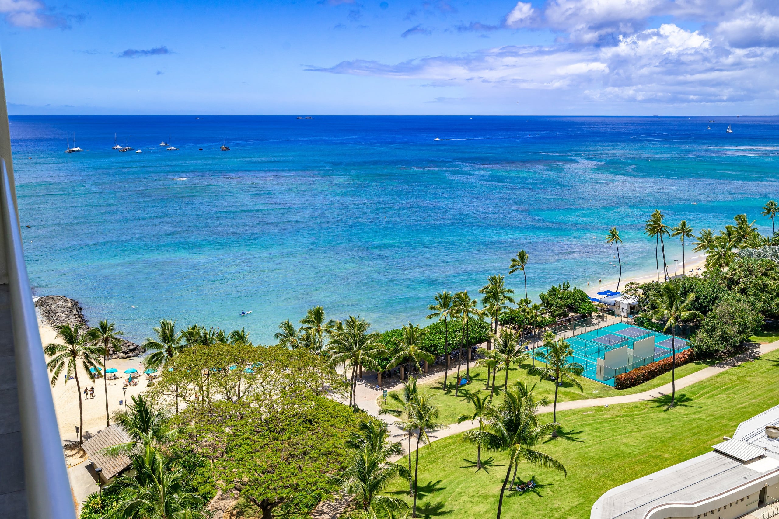 Condo in Honolulu · ★4.86 · 2 bedrooms · 4 beds · 2 private baths - Image 25
