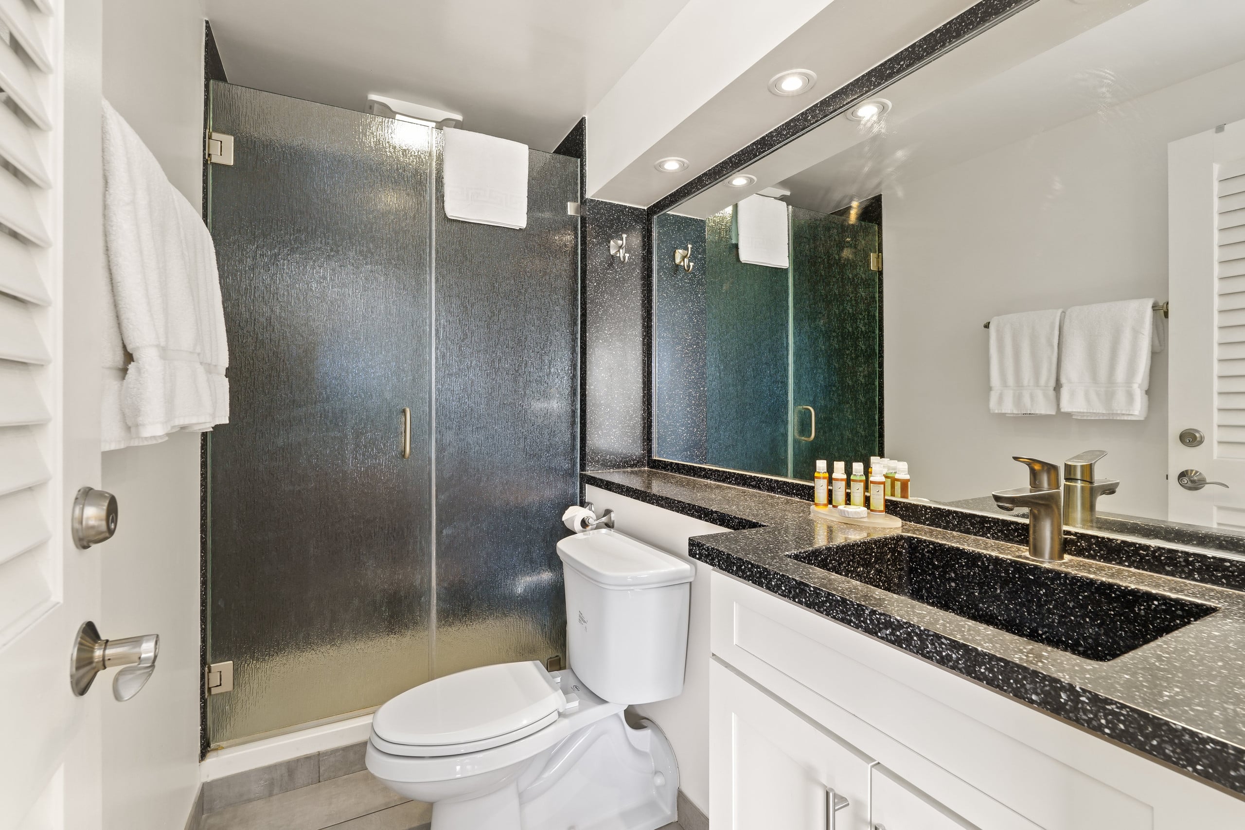 Condo in Honolulu · ★4.86 · 2 bedrooms · 4 beds · 2 private baths - Image 19