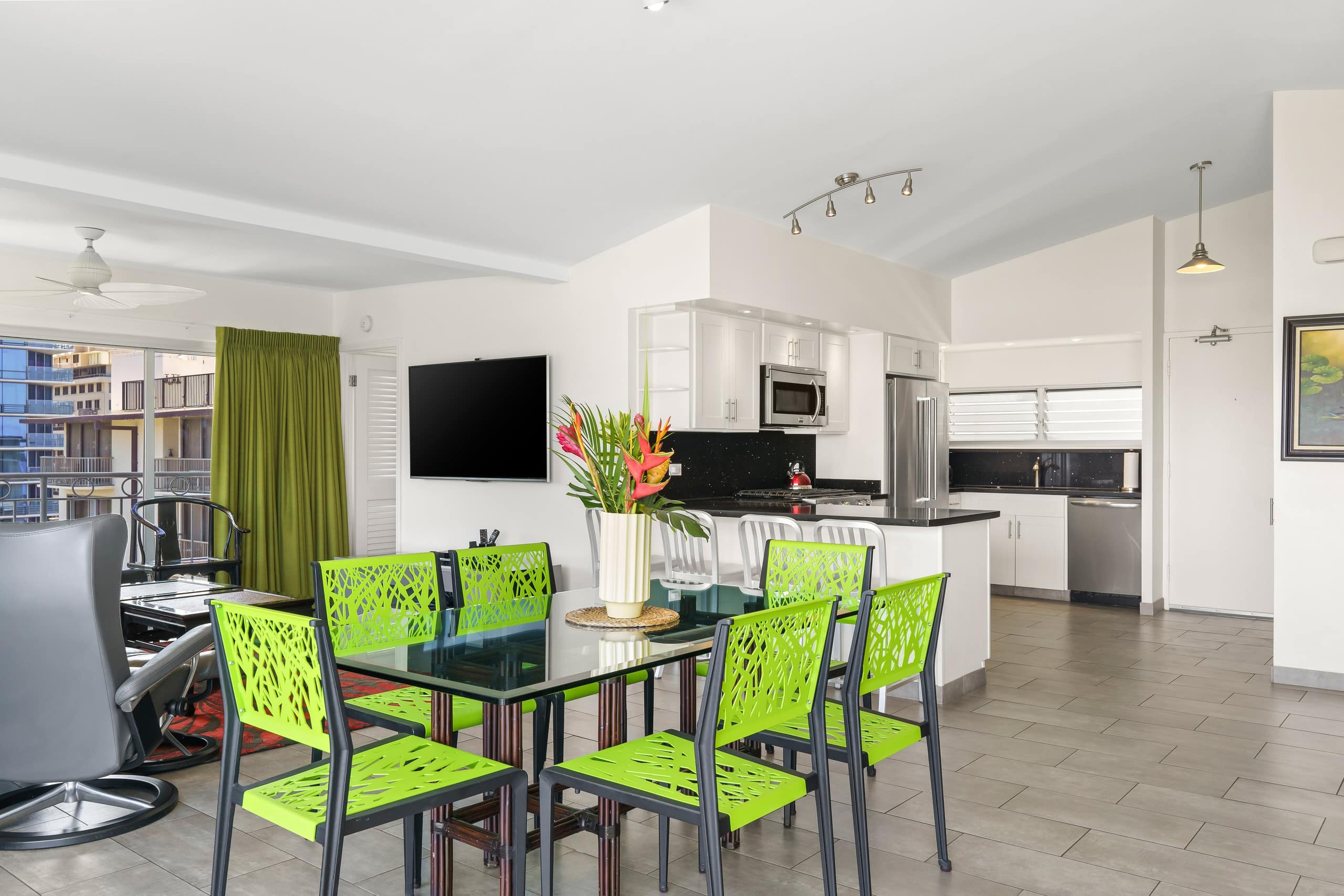 Condo in Honolulu · ★4.86 · 2 bedrooms · 4 beds · 2 private baths - Image 10