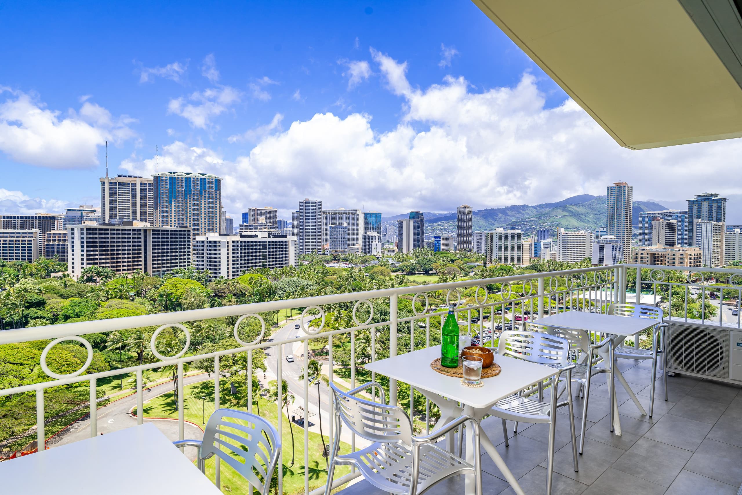 Condo in Honolulu · ★4.86 · 2 bedrooms · 4 beds · 2 private baths - Image 23