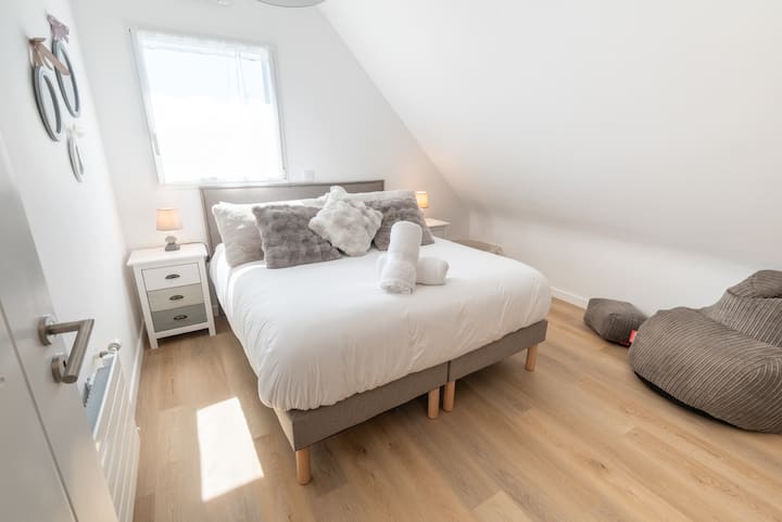 Un véritable nid douillet avec lit Queen Size, parfait pour des nuits paisibles dans une atmosphère chaleureuse.