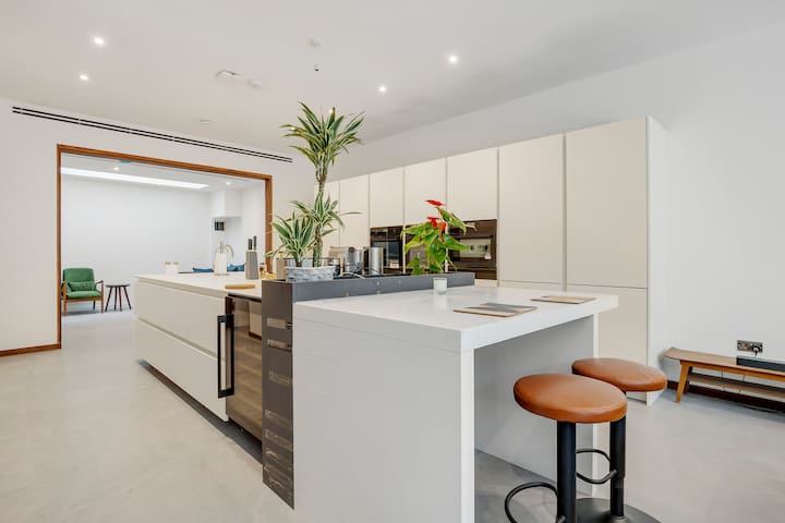 Luxury in Kensington – Duplex 3 bedroom 2 1/2 bath