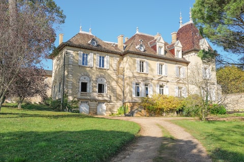 Renovated castle, 21 people, swimming pool,
Beaujolais
