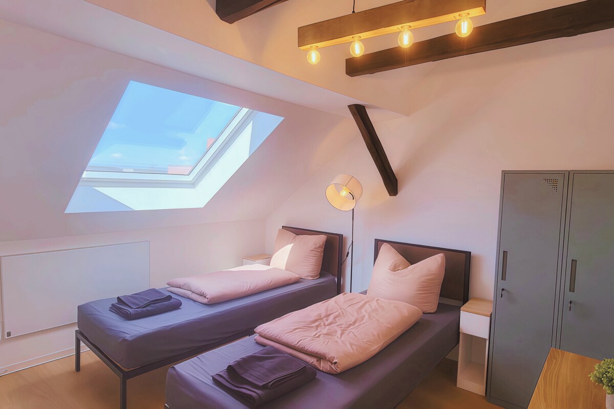 Gezellige slaapkamer met eenpersoonsbedden en ruime kasten