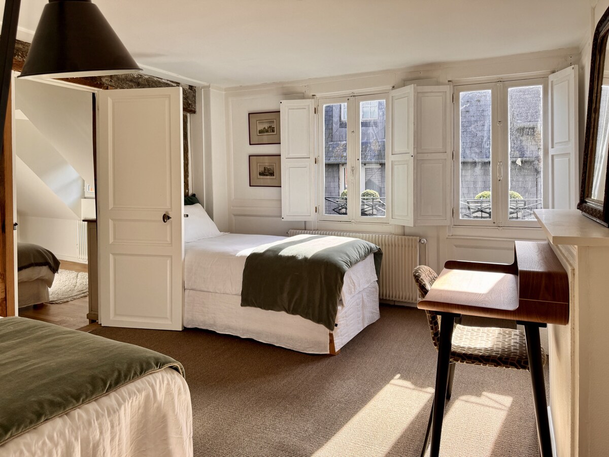 Begane Grond 
Slaapkamer 1, met 2 eenpersoonsbedden 90/200 en werkruimte.
Deze kamer is door met slaapkamer 2.