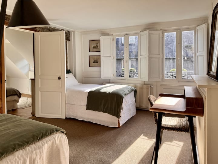 1. kat 
1. spavaća soba s 2 jednostruka kreveta (90/200) i prostorom za rad.
Ova prostorija je povezana sa spavaćom sobom 2.