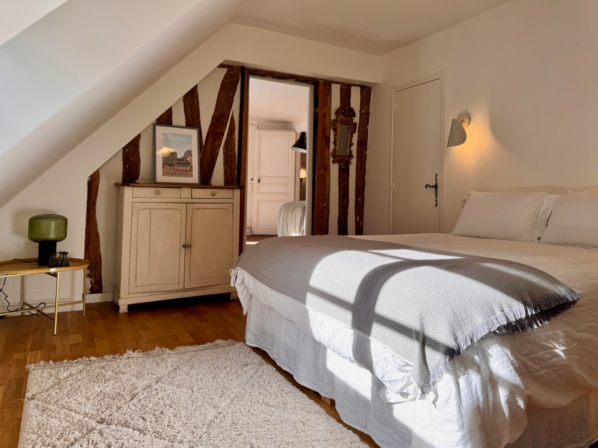 Slaapkamer 2 (bed 160x200) met badkamer en aparte doucheruimte.