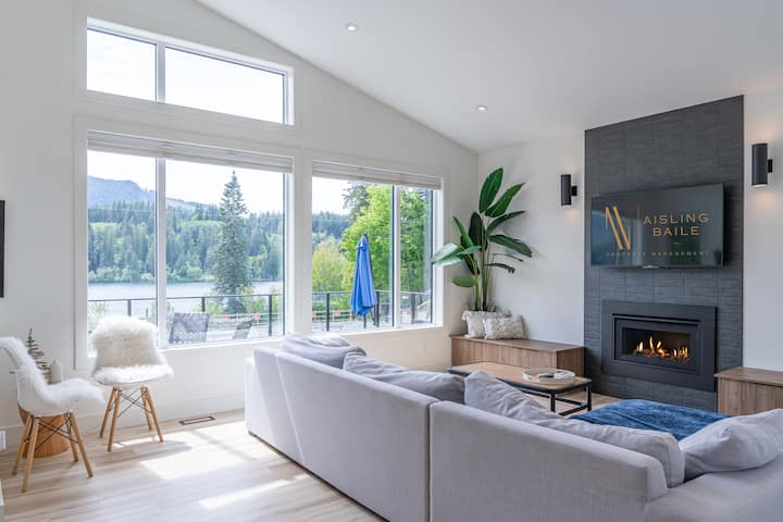 Lake Cowichan Lookout | Lakefront | Hot Tub | Pets