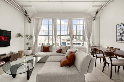 Successful Airbnb property: *NEW* DTLA Chic Loft: Skyline Views & Rooftop Pool in Downtown