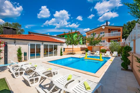 COZY HOUSE NEAR BEACH, HEATED POOL, SPLIT COUNTY