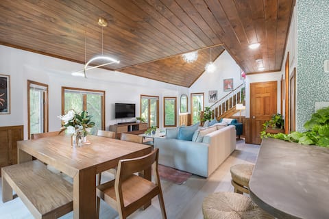 Popular Airbnb listing: The Sandy Sandal -Modern, Woodsy Retreat +Pets OK! in Southern Shores