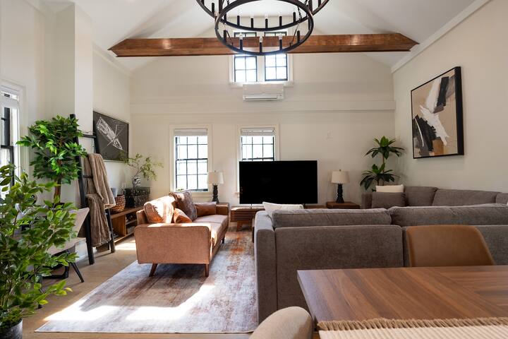 Huge 6BR 3Bath Retreat on College Hill. Rare Find! gallery image 2