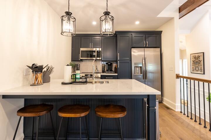 Huge 6BR 3Bath Retreat on College Hill. Rare Find! gallery image 4