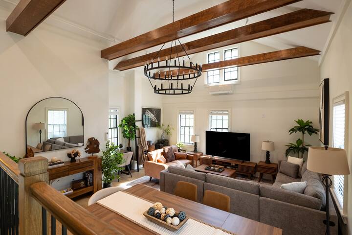 Huge 6BR 3Bath Retreat on College Hill. Rare Find! gallery image 5