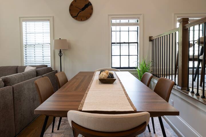 Huge 6BR 3Bath Retreat on College Hill. Rare Find! gallery image 3