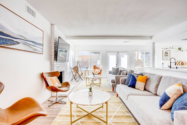 NEW FRESH 5bd/3BA Sparkling pool Vegas strip 7mins gallery image 2