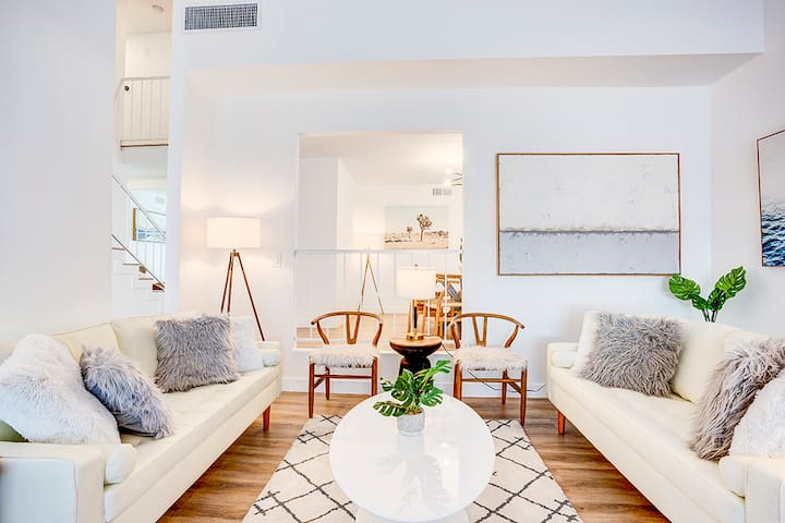 NEW FRESH 5bd/3BA Sparkling pool Vegas strip 7mins