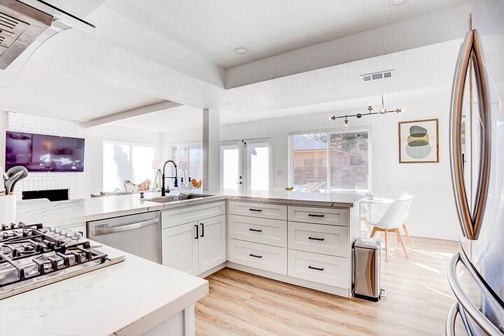 NEW FRESH 5bd/3BA Sparkling pool Vegas strip 7mins gallery image 5