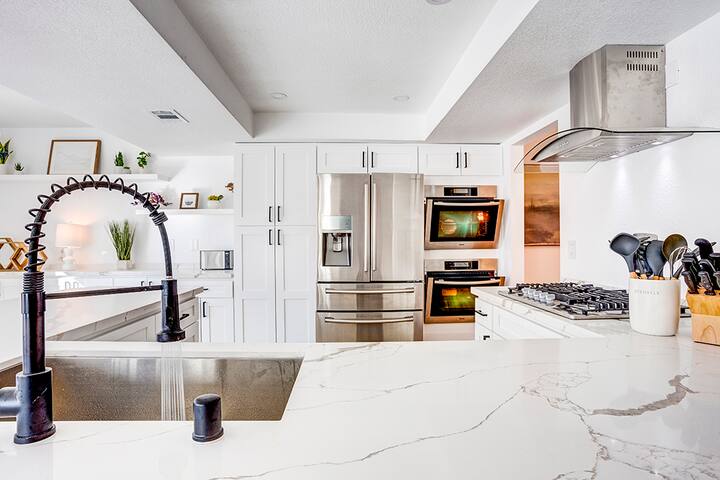 NEW FRESH 5bd/3BA Sparkling pool Vegas strip 7mins gallery image 4