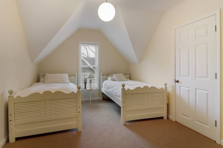 Dormitorio central con dos camas individuales y armario