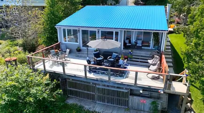 Blue Roof Bungalow – Stunning River Home