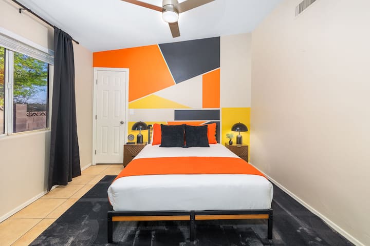 Удобен брачен кревет (широк 150-179 см) врамен со прозорец со прекрасен поглед на дворот.

