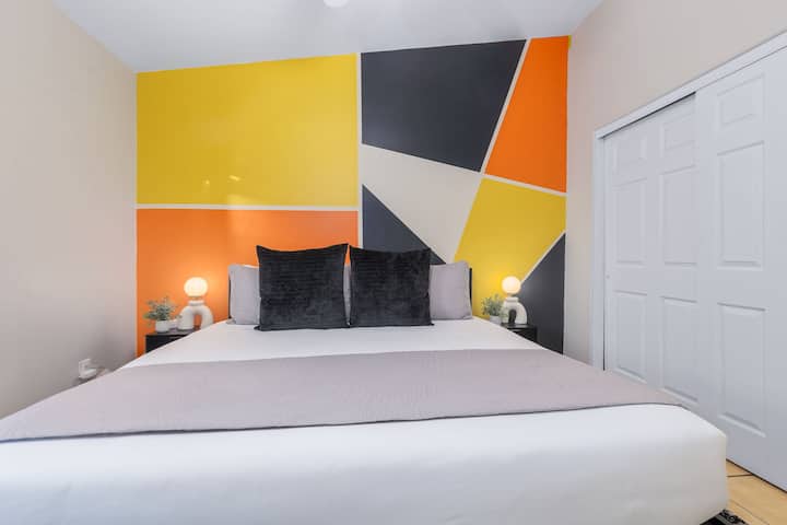 Истегнете се и уживајте во врвната релаксација во овој простран брачен кревет со висококвалитетна постелнина.

